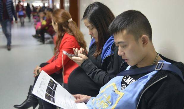 小刚|“我又不是他爸爸”，儿子拒养3岁弟弟，父母直接将其告上法庭