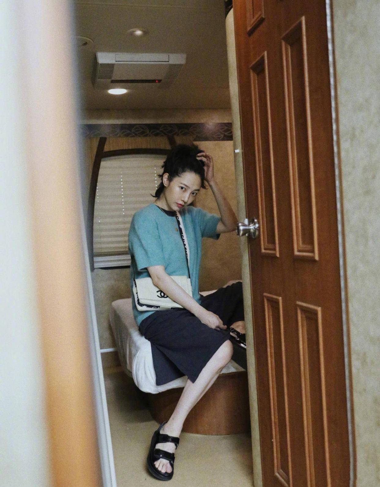 设计|36岁白百何豪气!自拍秀时髦却暴露豪宅一角,一面镜子要近7万