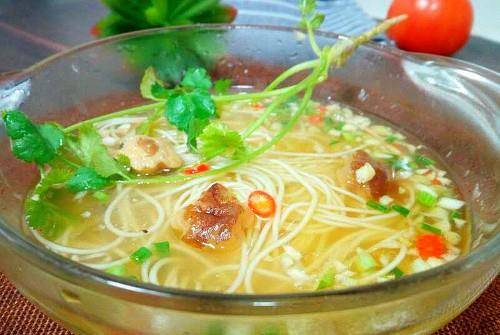 大蒜头|上班族的冬季早餐，一碗素食热汤面，5分钟搞定，暖身又暖胃