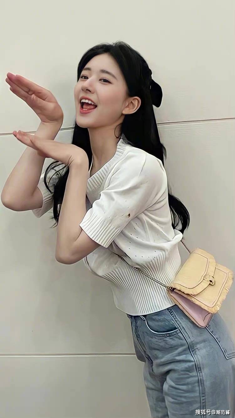 展现|赵露思都在“模仿”林允儿的纯欲风穿搭，恰到好处显瘦、不做作