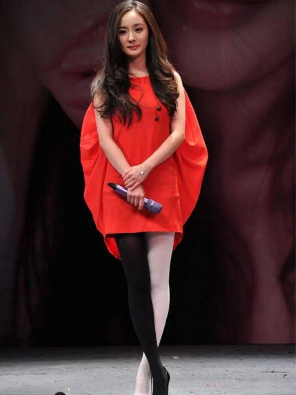 活动|杨幂走红前活动照曝光,穿“阴阳丝袜”秀美腿,大眼睛依然很美