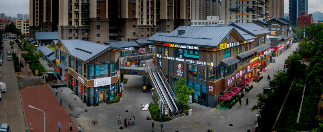 近日,记者来到长江路街道三美云街,万科糖果荟等特色商街,这里店铺林