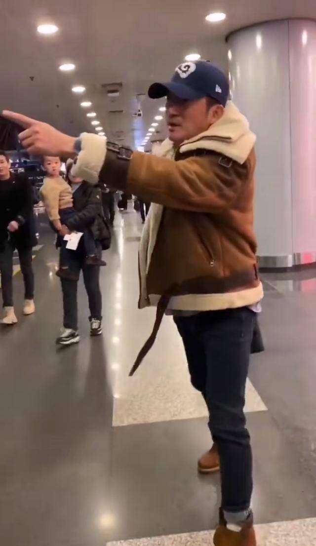 于谦|46岁吴京发福!穿斑马纹短裤像裹条裙子,掀T恤擦汗不及于谦儒雅