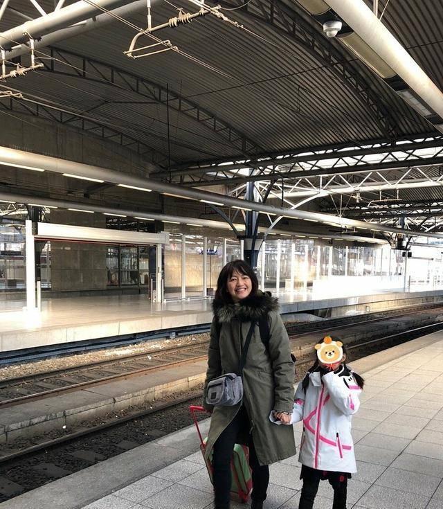 下半身|46岁罗海琼带8岁女儿现身，穿衣朴素认不出，老公长得一般却有钱