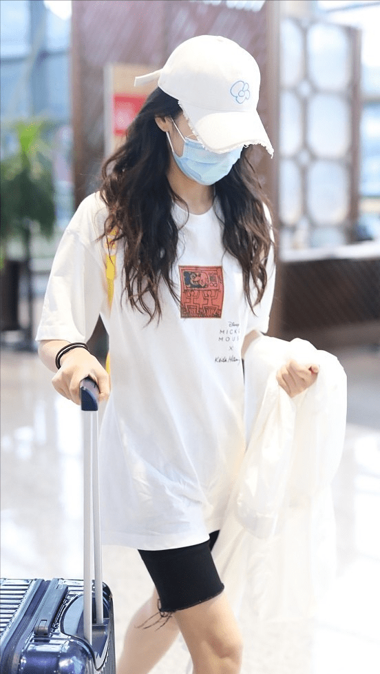进行|宣璐的腰身真抢眼，穿搭选对很重要，休闲装轻松活力好强