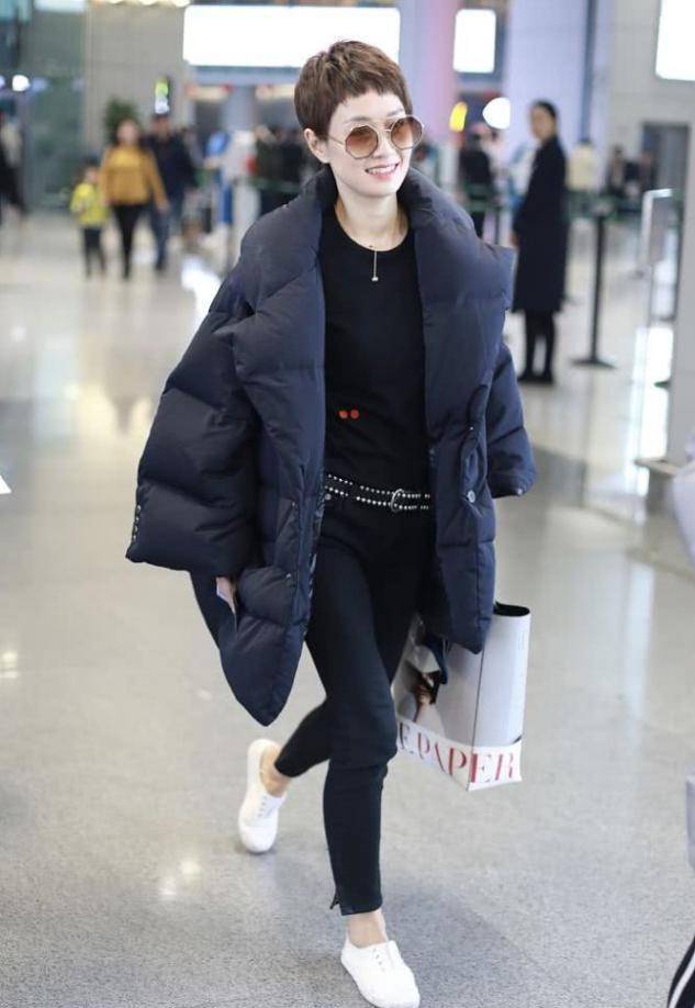 黑色|马伊琍走机场,穿羽绒服配“小樱桃”夏衣,皮肤白嫩露出久违笑容