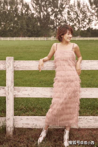 国际|文章的前妻马伊琍又美了，一袭印花连衣裙高调亮相，美出国际范