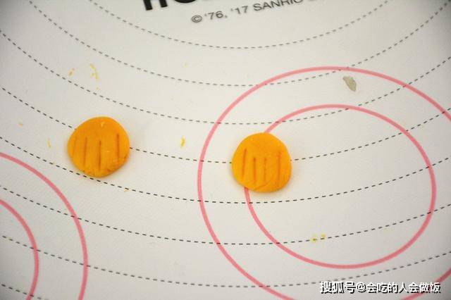 面團|松松軟軟，就和蛋糕一樣，小雞仔饅頭，手掌那么大，好吃好看