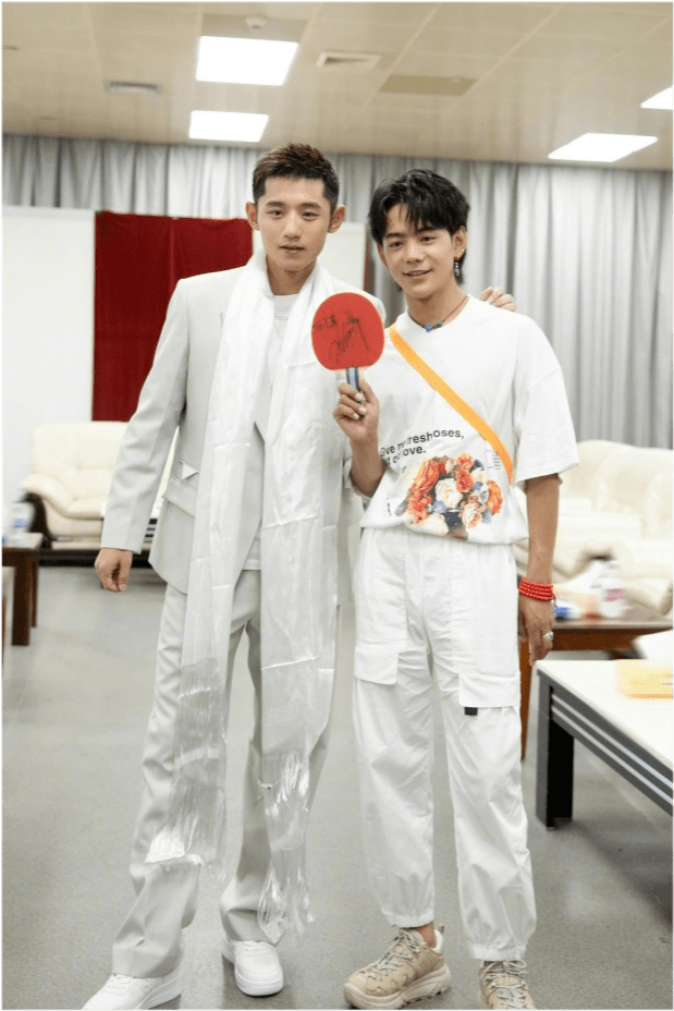 丁真|张继科教丁真颠球太难见！他穿西装变绅士儒雅，丁真却少年感十足