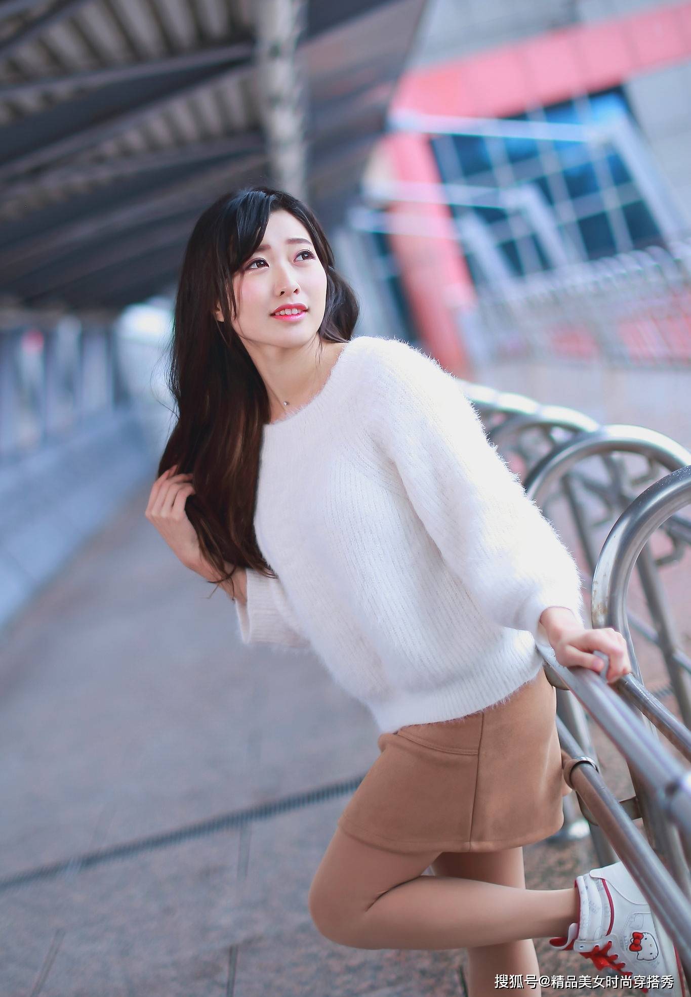 短裙|美女身着米色西服短裙，搭配出精致的造型，展示出女人柔和的美