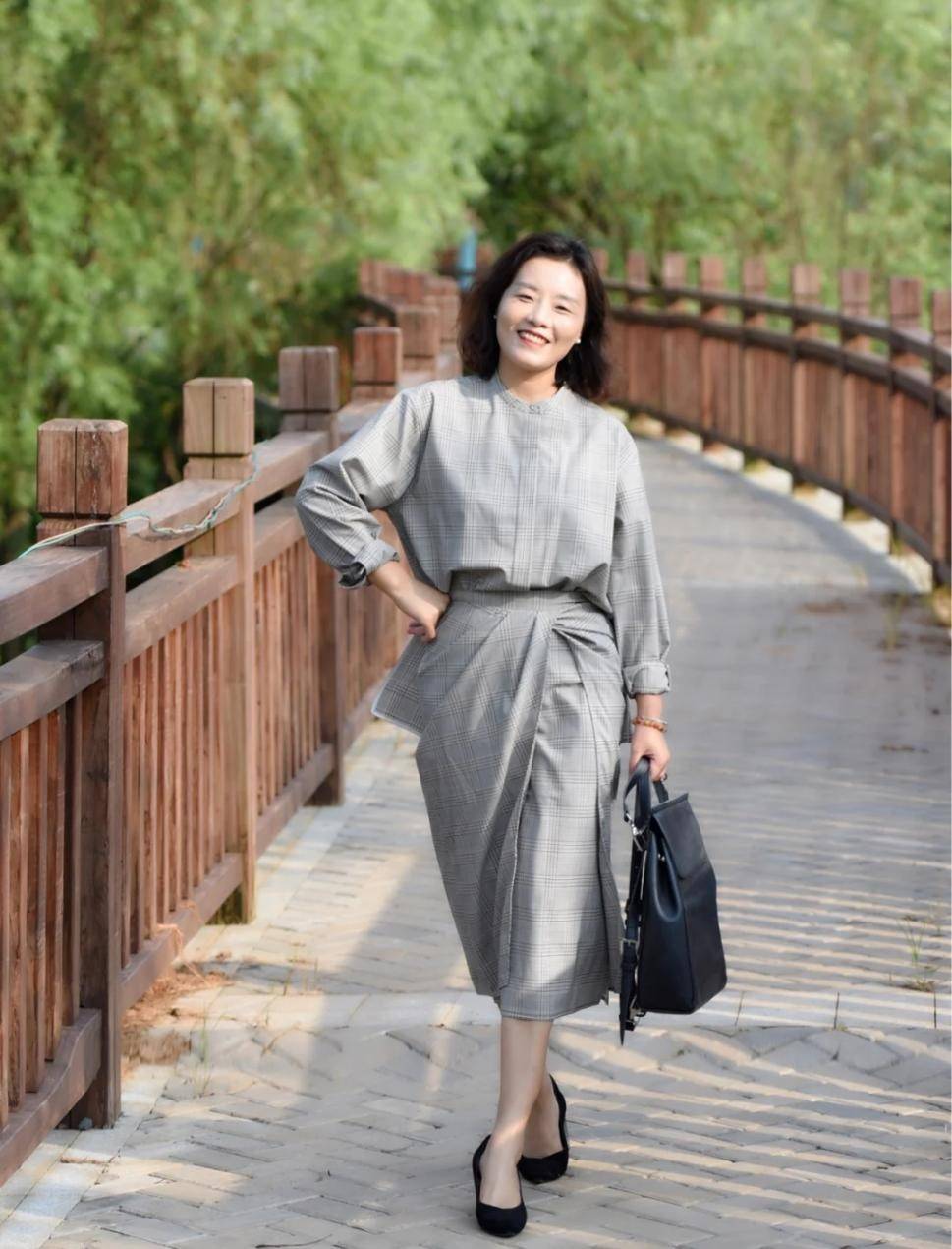 裙子|中年女人裙子这样穿搭，很显年轻