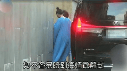 近照|大S近照曝光快瘦成麻杆！换新发型发际线突兀，双眼肿胀变化太大
