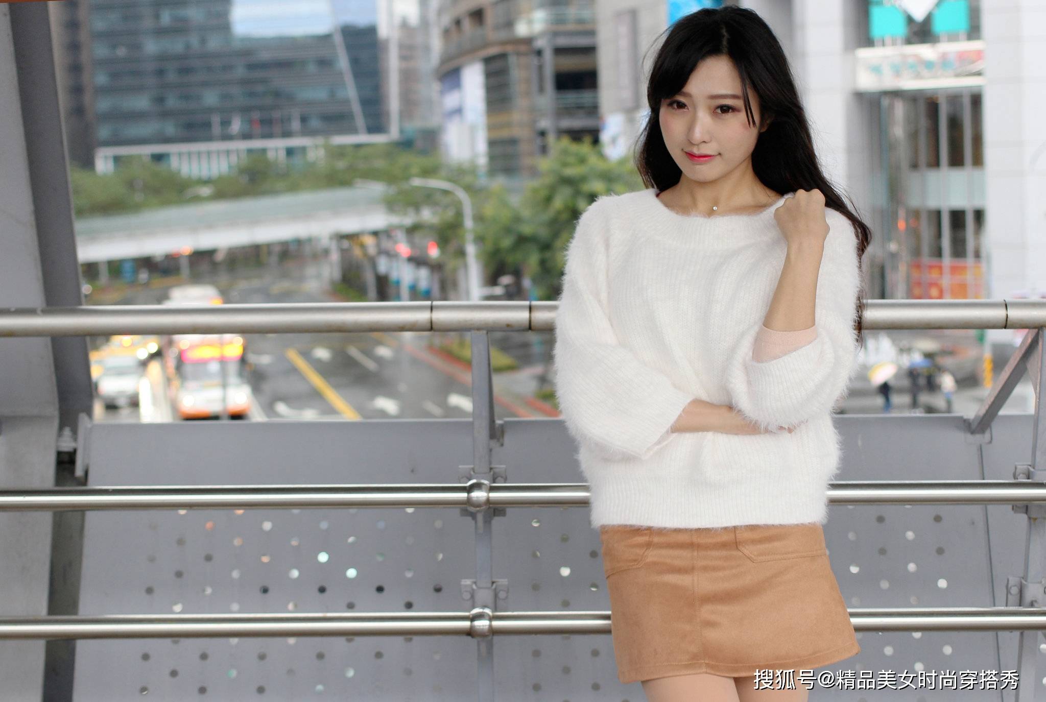 短裙|美女身着米色西服短裙，搭配出精致的造型，展示出女人柔和的美