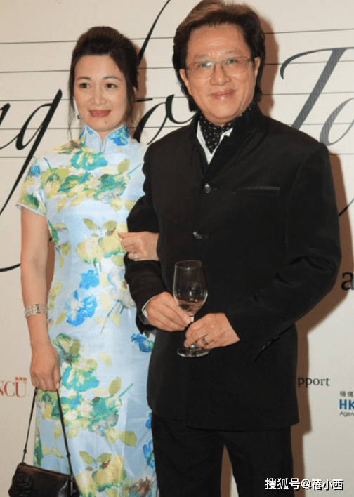 老公|陈少霞已到了大婶的年纪，穿旗袍凸显傲人身材，难怪能二进豪门