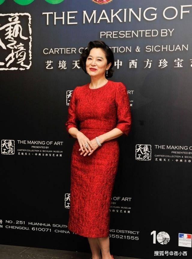 进行|我被林青霞的“括号臀”迷住了,穿黑色亮片裙,好像换了一副身材