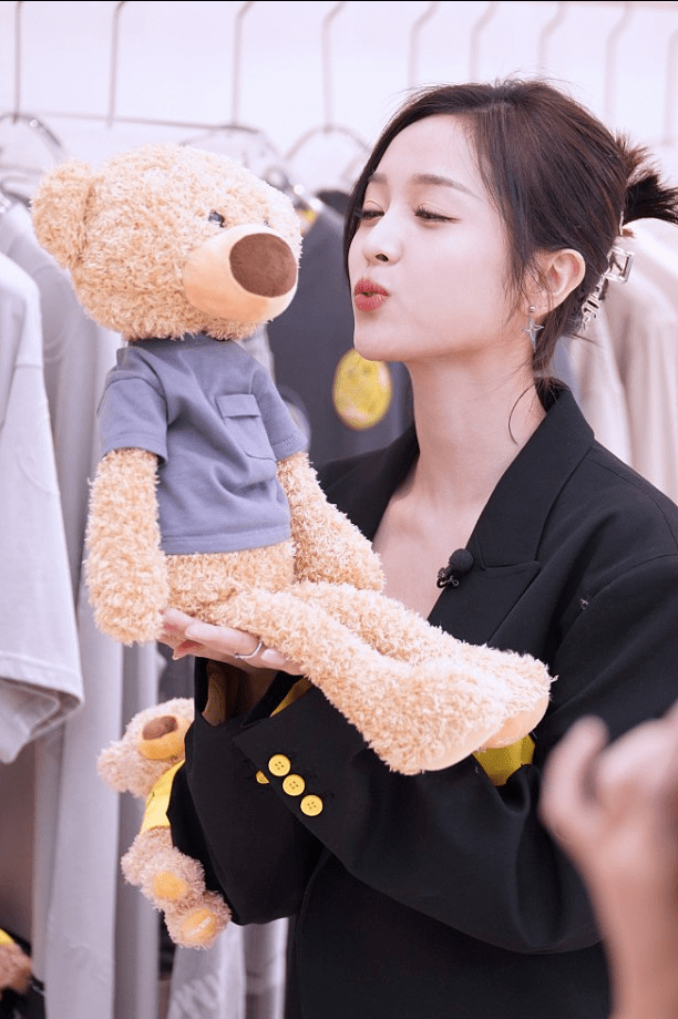 姐妹|吴宣仪穿得挺凉快的，露脐装露出小蛮腰，看上去时尚又充满魅力