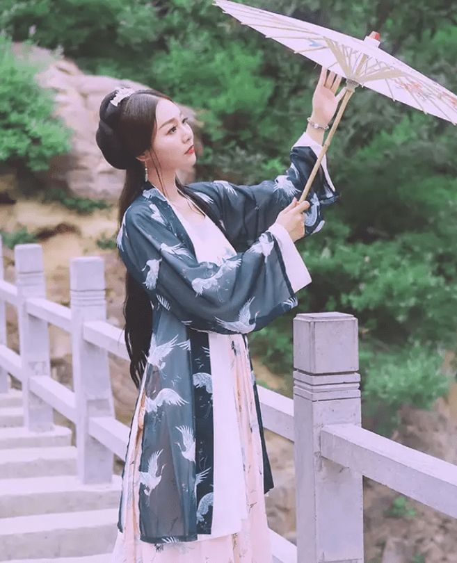 种类|辣目洋子胖得很妖娆,穿唐代裙装飘逸华美,有了“仕女图”神韵