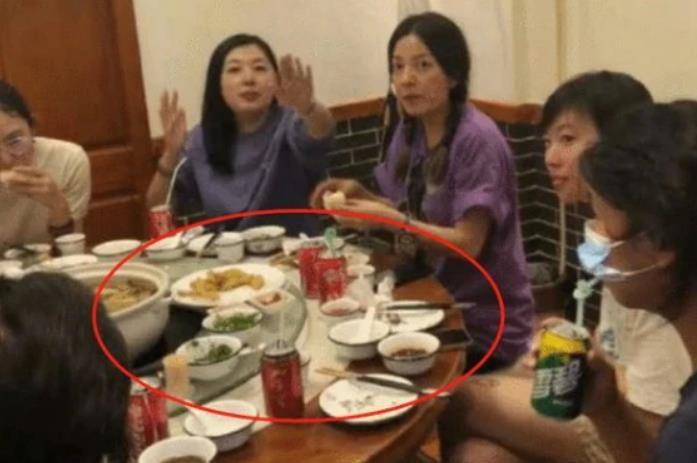 辫子|赵薇素颜现身被拍！发福状态明显，穿破洞裤子打扮时尚