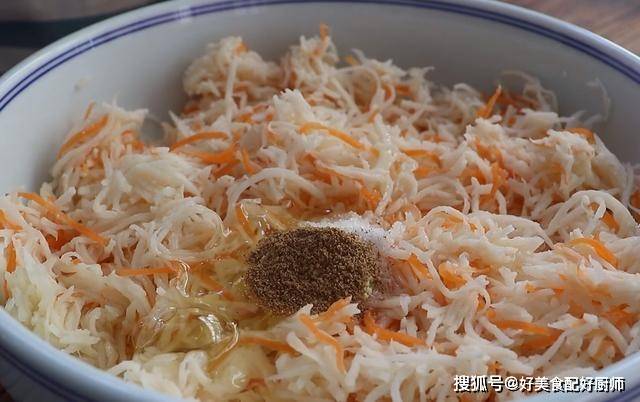 蔬菜|用莲藕和胡萝卜做早餐，好吃到不想放筷子，筋道柔软又带一丝香甜