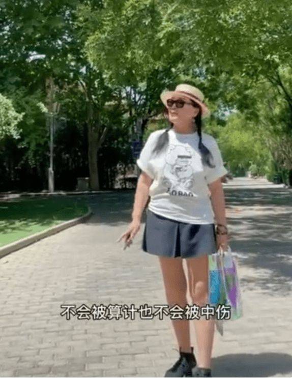 贵妇|婆婆不再走贵妇风，扎起双麻花辫穿短裙，六旬奶奶变“少女”