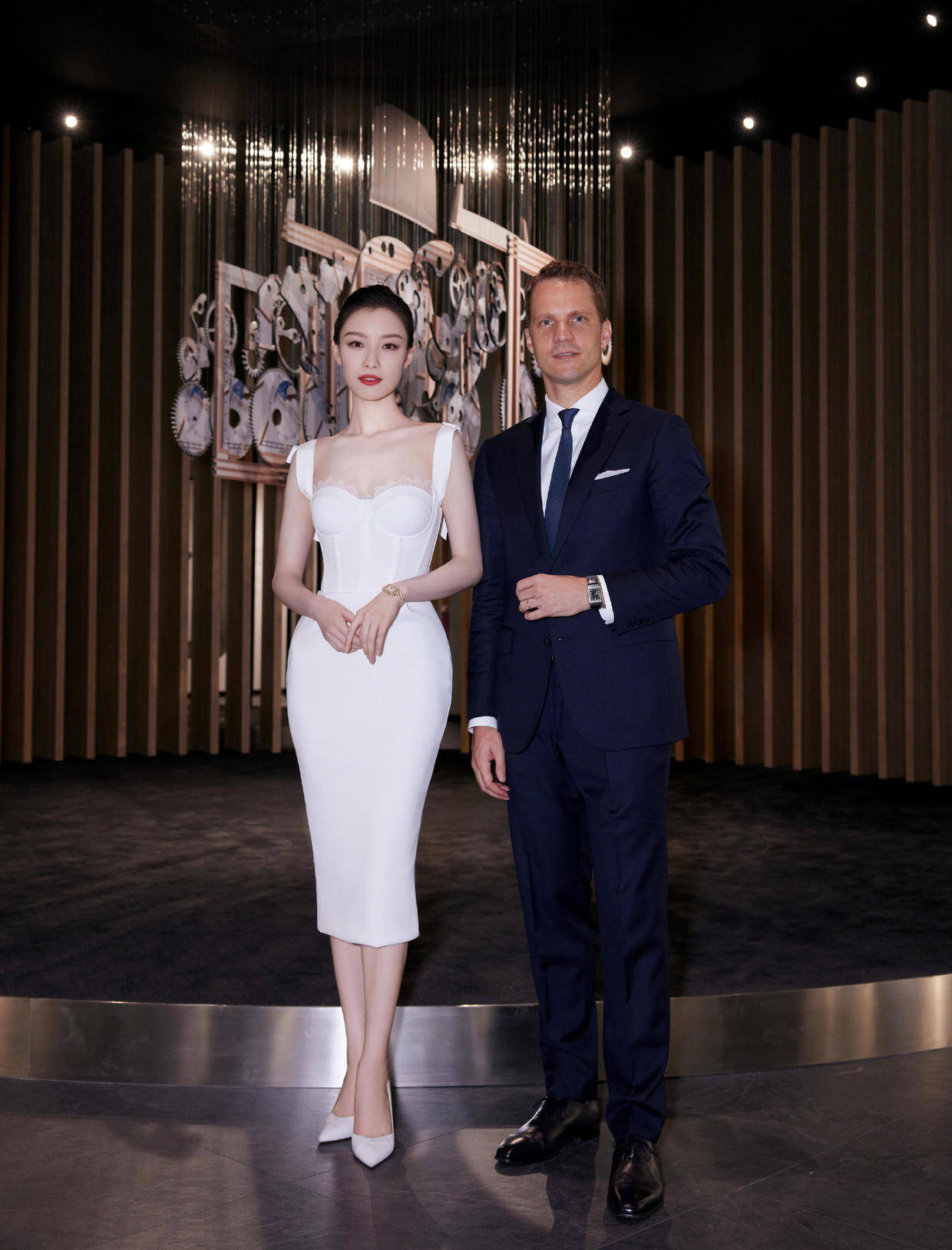 进行|倪妮私服穿搭装真好看，条纹上衣配牛仔裤简约随性，显瘦又时髦