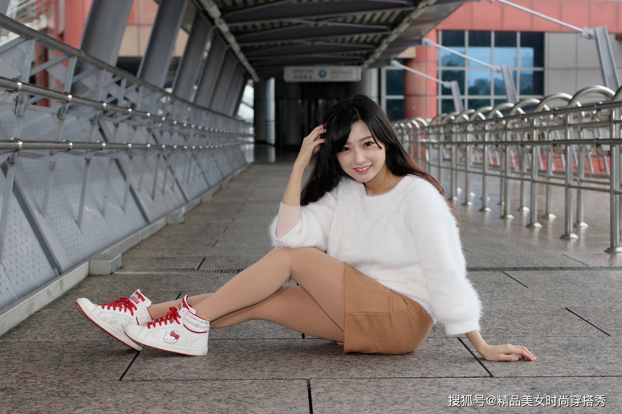 短裙|美女身着米色西服短裙，搭配出精致的造型，展示出女人柔和的美