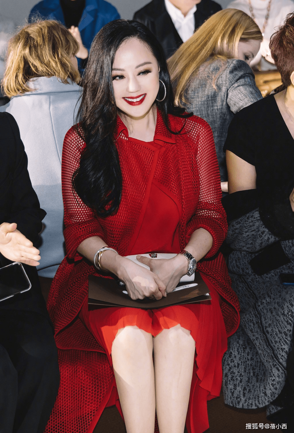 章小蕙|章小蕙的上流贵妇生活让人羡慕，穿白衬衫配半身裙，高级感藏不住