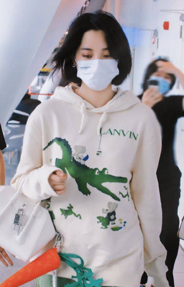 卫衣|欧阳娜娜剪短发后更好看了，现身机场秀穿搭，休闲时尚很气质