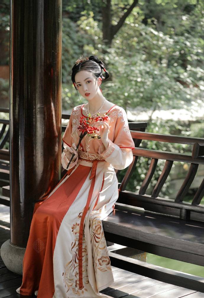 种类|辣目洋子胖得很妖娆,穿唐代裙装飘逸华美,有了“仕女图”神韵