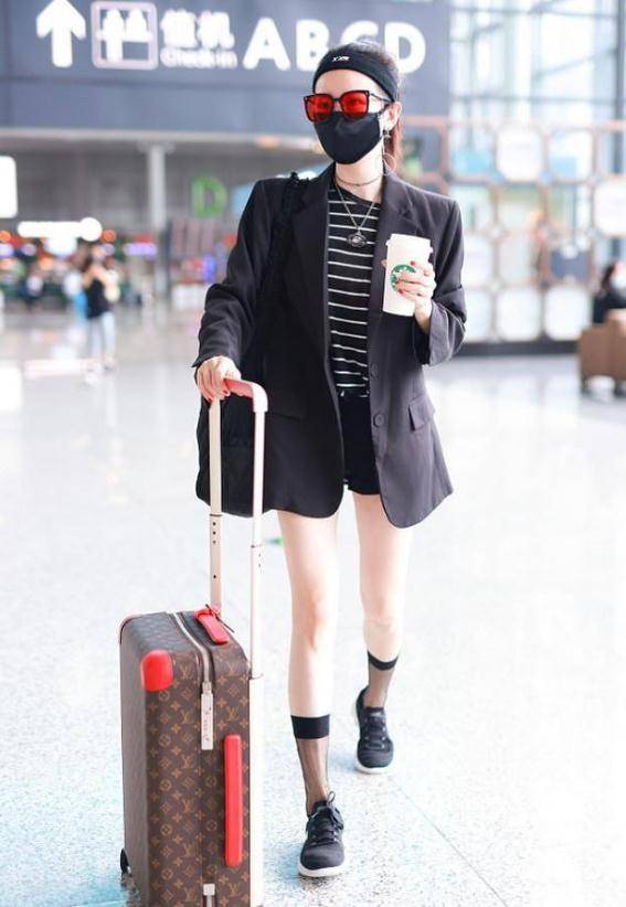 小姑娘|陈小纭化身小姑娘穿搭，拖着名牌行李箱很吸睛，外面还套个保护膜