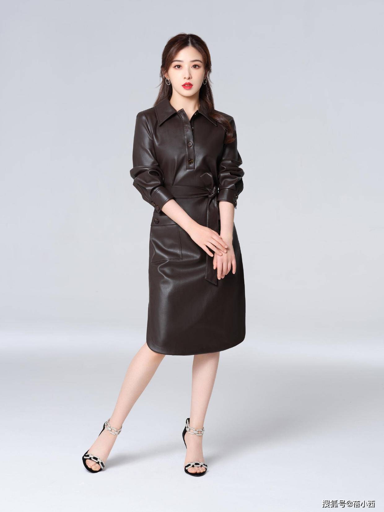 黑色|张含韵越来越会打扮，穿背带裙配白衬衫走机场，时髦减龄又显气质