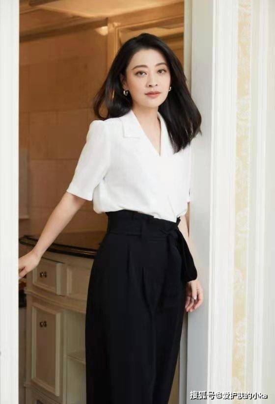 感觉|梅婷才是真正的时髦精！穿“白+黑”不仅不显老，反倒精致又高级