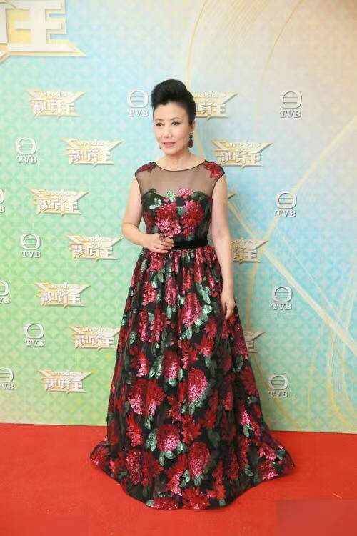 氛围|汪明荃哪像70多岁奶奶,穿“彩虹装”洋气又减龄,老了也是一枝花