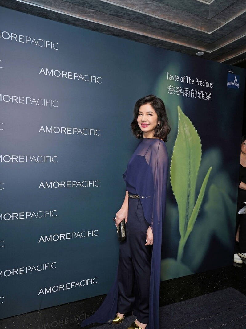 港版|60岁钟楚红美得好自然，穿薄纱衣秀曼妙身段，不愧是“港版梦露”