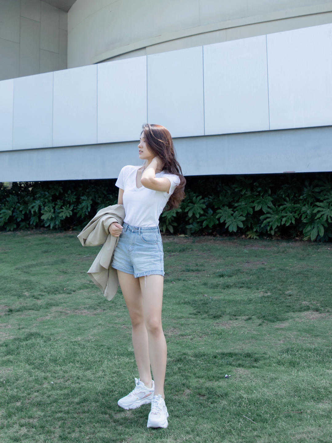 显得|秋天，“阔腿裤”的高级穿法是这样的，搭配白衬衫利落潇洒