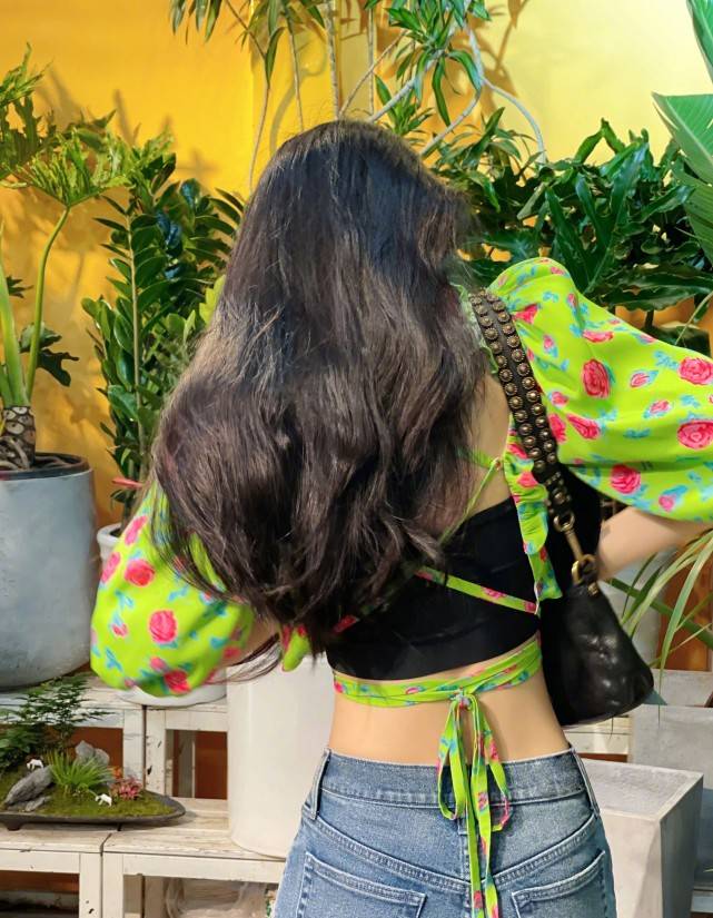 好身材|陈瑶穿绿色花衬衫去买花，配牛仔裤青春靓丽，这腰只有巴掌大？