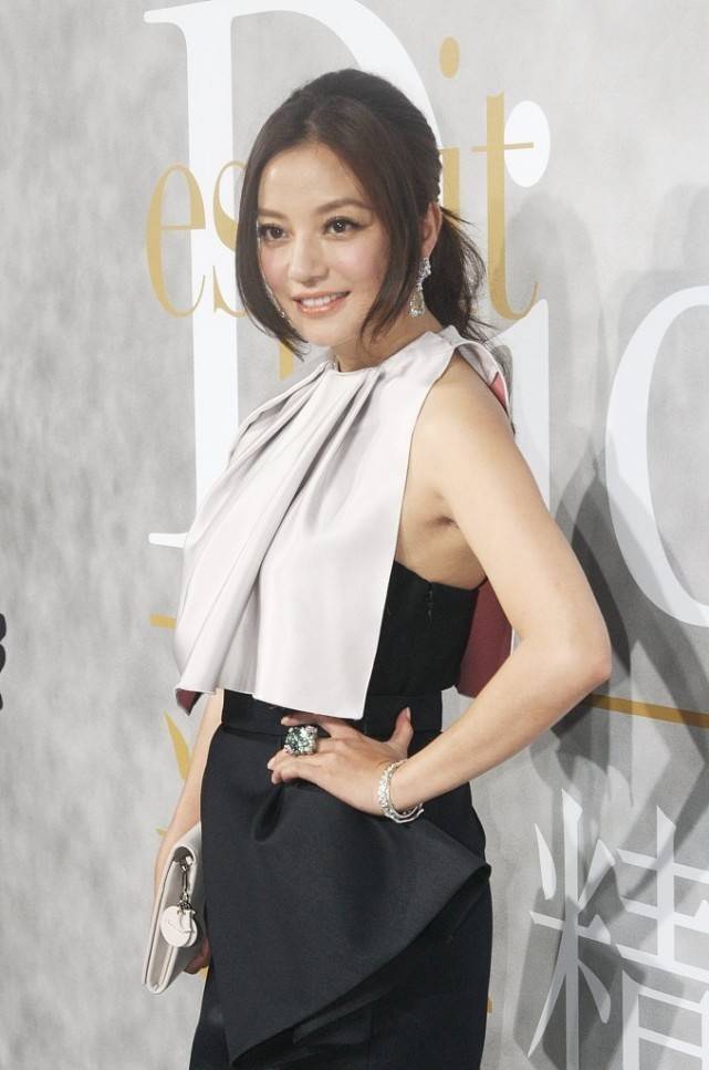 颜色|赵薇连设计这么独特的裙子，也能穿得时髦，就是鞋子搭配得怪怪的