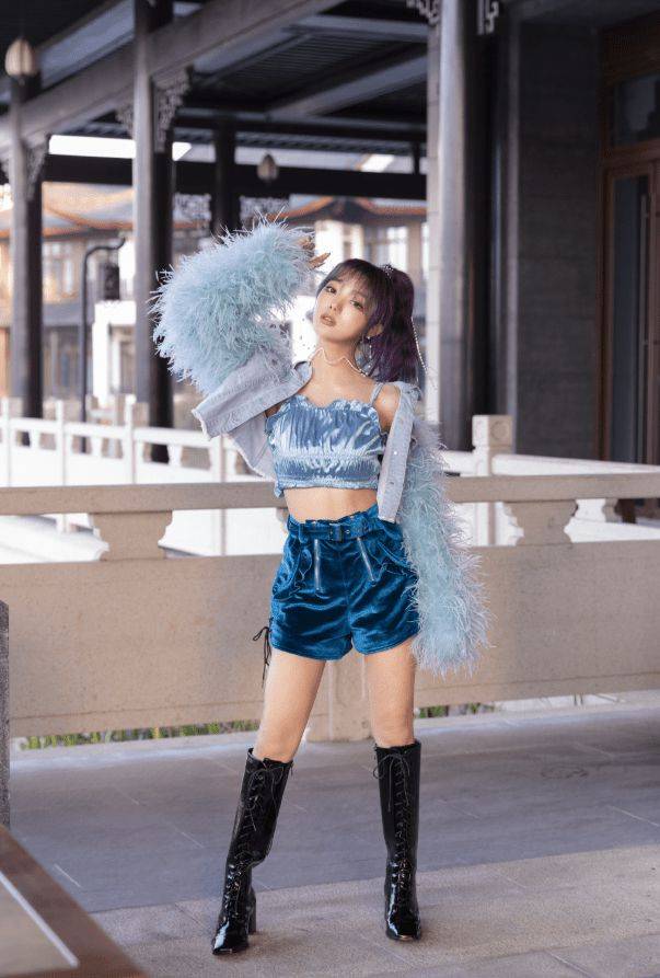 黑色|李紫婷腰有多细?最小码短裙还得加腰带,秀出“巴掌腰”惹人爱