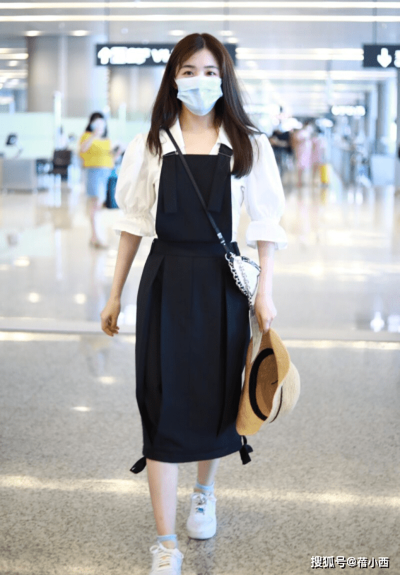 黑色|张含韵越来越会打扮，穿背带裙配白衬衫走机场，时髦减龄又显气质