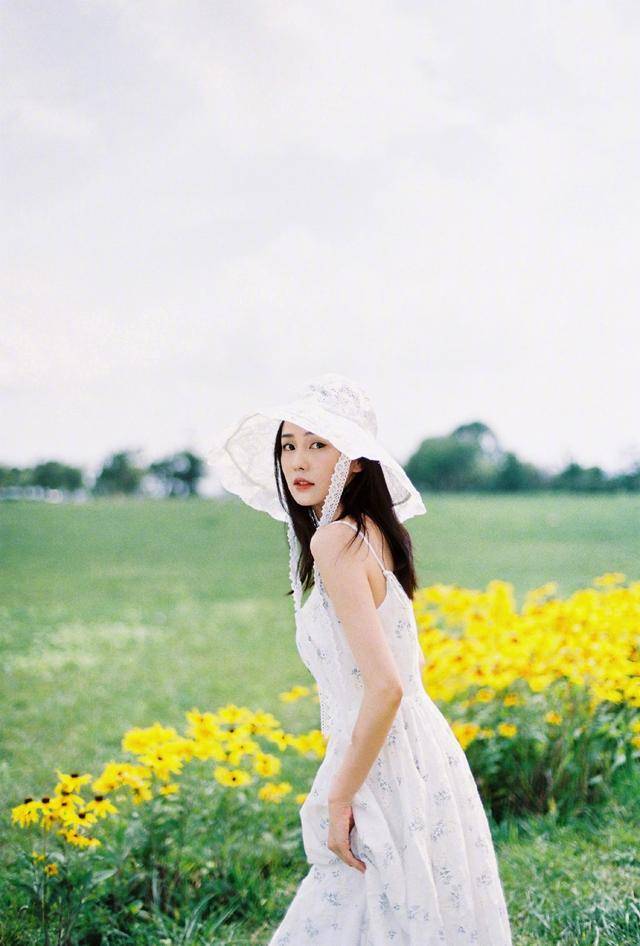 显得|白鹿不愧是于正力捧的人，穿碎花裙扮邻家女孩，清丽脱俗美成初恋