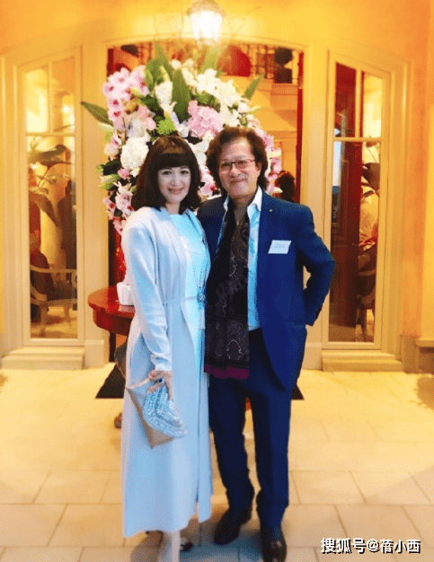 老公|陈少霞已到了大婶的年纪，穿旗袍凸显傲人身材，难怪能二进豪门
