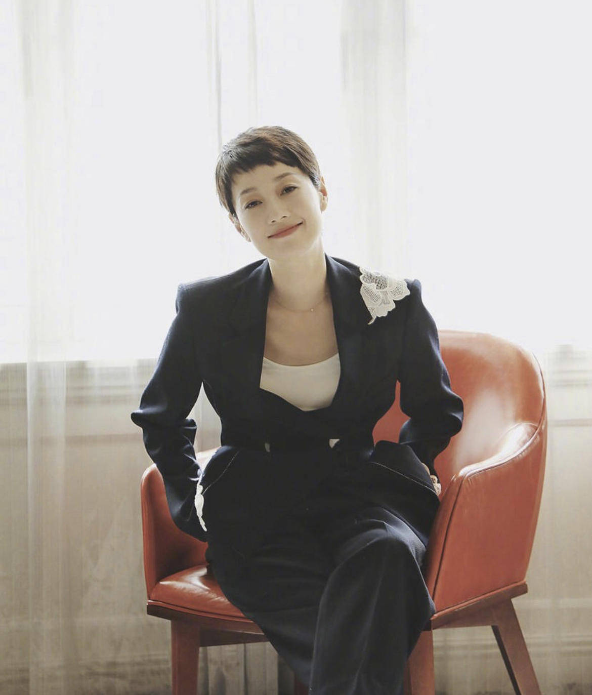 辣妈|马伊琍才是“辣妈圈”顶流,穿藏青色开衫搭配阔腿裤,减龄时髦