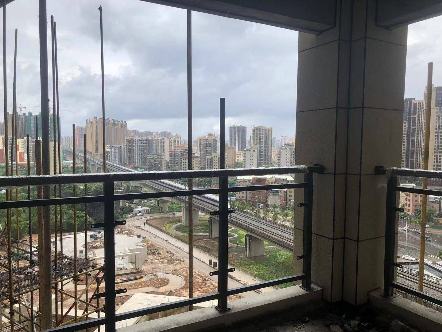 怎样装饰家庭阳台护栏 edc3cc150e2d48c0b7ac19f3e3e6c7cd.jpeg