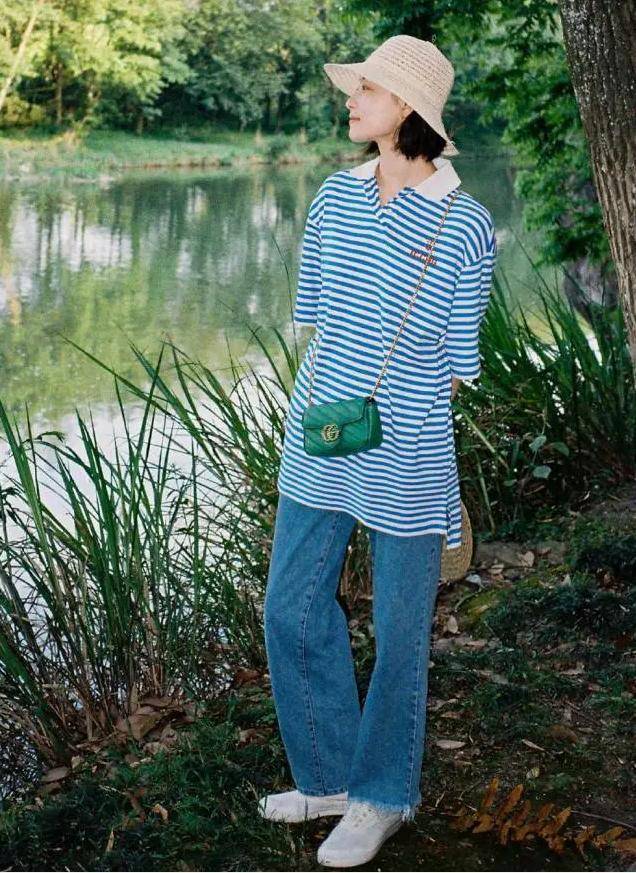 进行|倪妮私服穿搭装真好看，条纹上衣配牛仔裤简约随性，显瘦又时髦