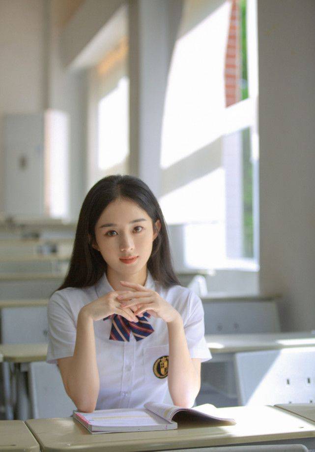 赵丽颖|赵丽颖晒美照，小圆脸精致又可爱，穿羽毛裙变身小仙子