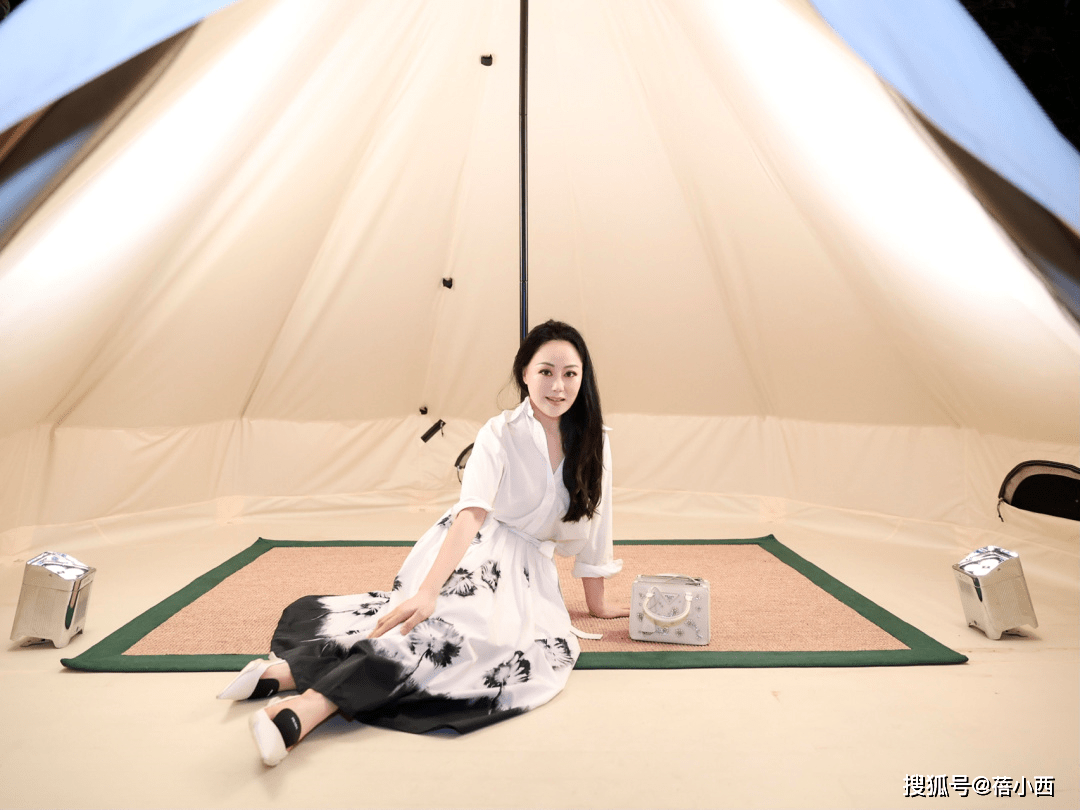 章小蕙|章小蕙的上流贵妇生活让人羡慕，穿白衬衫配半身裙，高级感藏不住