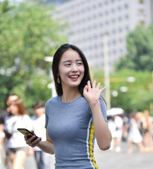 显得|优雅气质的连衣裙可是必备品，搭配风格时尚一些，时髦个性