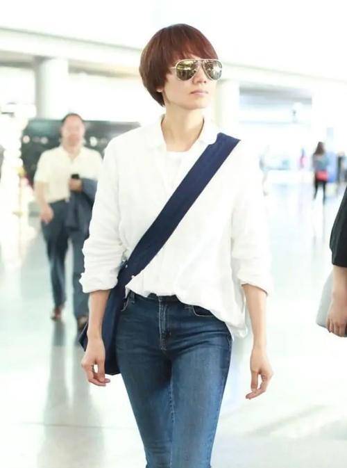 色彩|袁泉太有魅力了，穿白色外套内搭同色裙装，跟俞飞鸿同台也抢镜