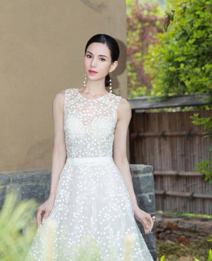 身材|李若彤七夕穿婚纱“独自美丽”，54岁身材纤瘦不输00后，姑姑真美