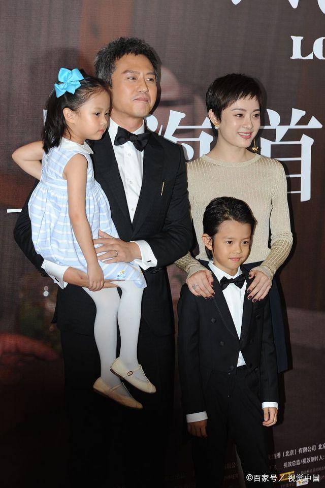 黑色|邓超孙俪携子女走红毯，儿子油背头很时髦，女儿穿蓝色裙子很乖巧